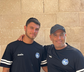 בן עמי במעמד החתימה