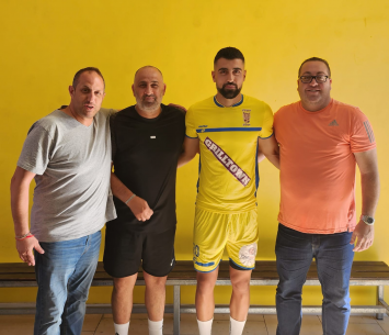 זהבי במעמד החתימה