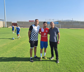 גאדיר במעמד החתימה