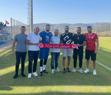 טל (שלישי משמאל) לפני אימון הפתיחה (הפועל עירוני עראבה)