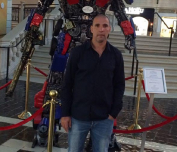 חזר לשיכון. ועקנין