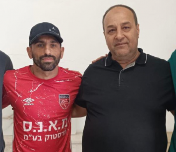 מלכה במעמד החתימה