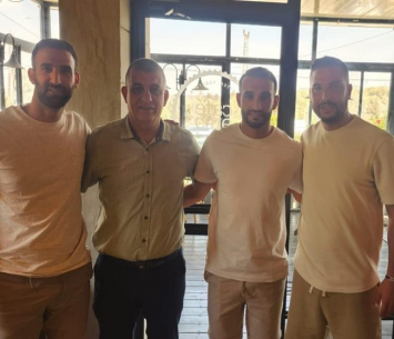 שדרוג משמעותי. כליבאת (שני מימין) לאחר החתימה