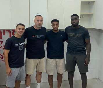 יוצאים לדרך חדשה יחד. צביקה לוי לצד השחקנים