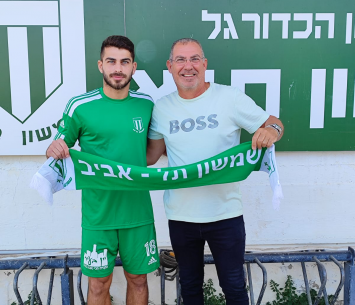 הזמן הירוק. יאיר ניר במעמד החתימה לצידו של אורן יחזקאל