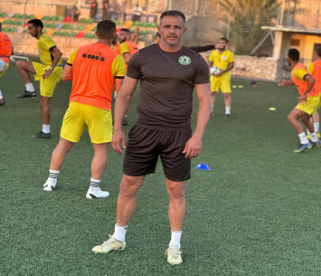 לאלה במדי המאמן (דאפר מחאמיד)