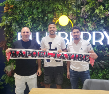 מנסור במעמד החתימה