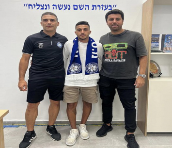 שרעבי במעמד החתימה (מ.ס. קריית ים)