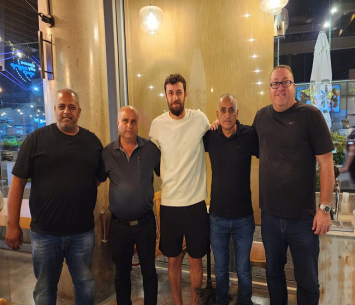 ביסאן במעמד החתימה