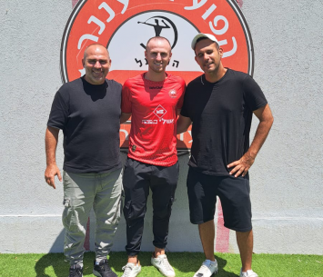 יחגוג עליה נוספת? אורי אשל במעמד החתימה