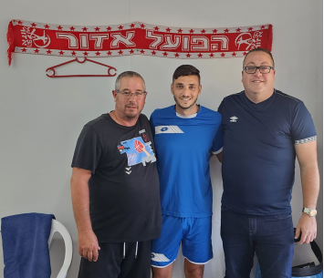 נוגן במעמד החתימה