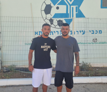 ביטון במעמד החתימה