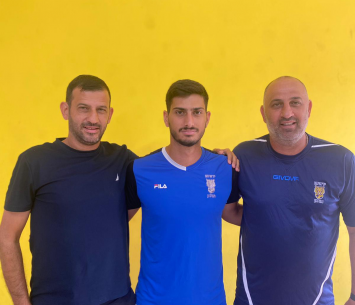 בנבניסטי במעמד החתימה