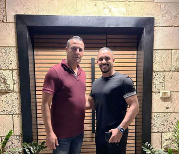 אתגר חדש. אחמד מסרי במעמד החתימה (עמוד הפייסבוק של איחוד בני כפר קרע)