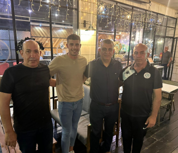 ארמלי במעמד החתימה