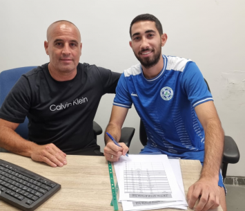 אברהם במעמד החתימה (מדיה עירוני מודיעין)