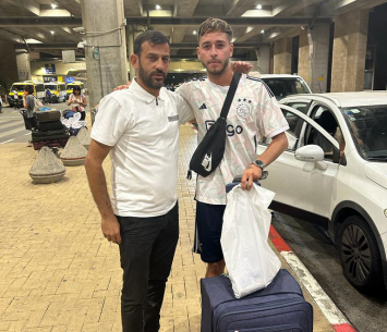 שאולסקי לאחר הנחיתה בארץ (משה גולדנברג)