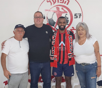 השחקן במעמד החתימה (מדיה אדומים אשדוד)