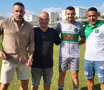 עסלי במעמד החתימה