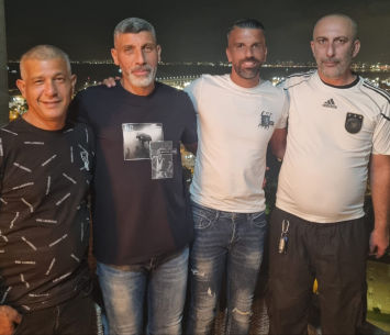 גנאם (ראשון משמאל). הבטיח וקיים (מדיה בני פרידיס)