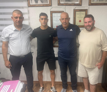 נסאר במעמד החתימה