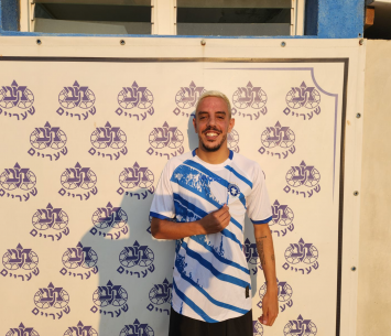 מדהלה במעמד החתימה