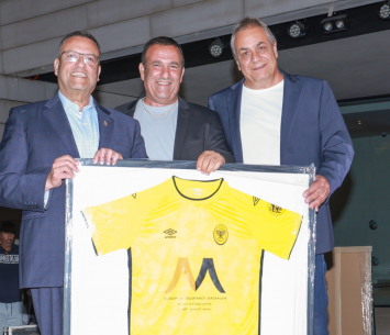 מיוחד. מימין אלי דנון חבר הועד המנהל, מומי דהן יו