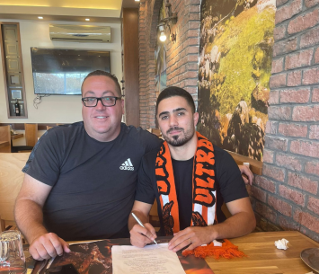 ארביב במעמד החתימה (קריית מלאכי)