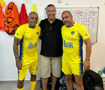 שני הכובשים עם מחזיק תיק הספורט נועם ששון