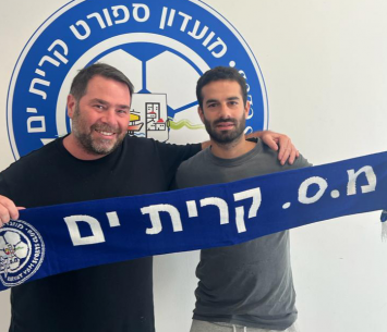 כהן במעמד החתימה