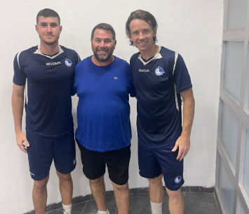 שלקובסקי (מימין) וקרבס עם סוכנם לאחר החתימה