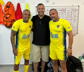 בלילי לצדם של אייל גולן ומחזיק תיק הספורט