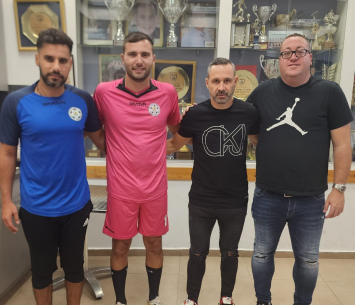 קרפנר במעמד החתימה