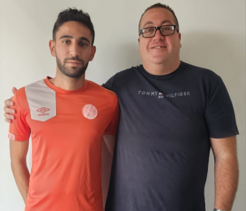 ביטון במעמד החתימה