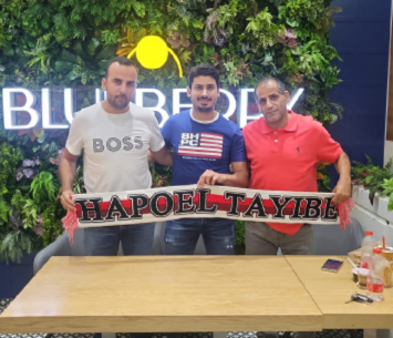 סרסור(משמאל) במעמד החתימה