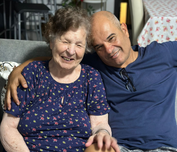 אמא בצפון. בן דור לצד אמו