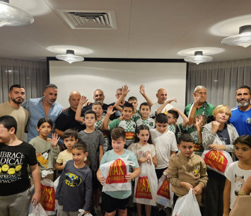 הפגישה המרגשת. הילדים עם השחקנים