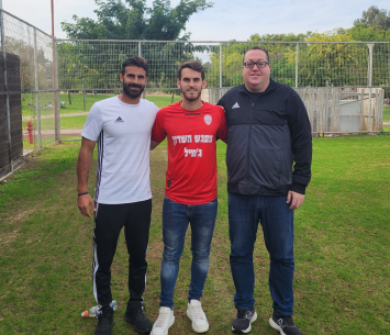 ברמי במעמד החתימה