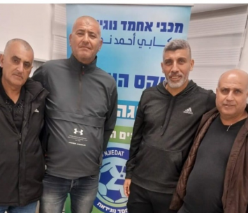 ראדי במעמד החתימה