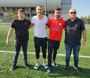 מלכה במעמד החתימה