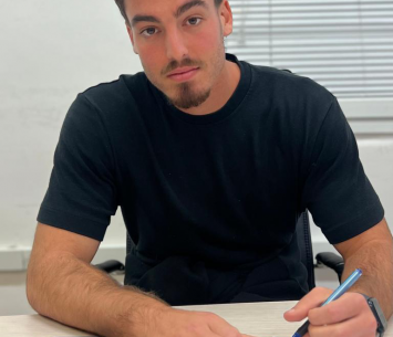 ויינטרוב במעמד החתימה