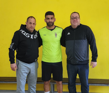 כליפה במעמד החתימה