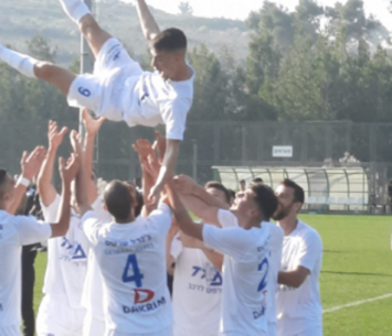 כובש אחד השערים. אמסלם (צילום: ארכיון רון עמיקם)