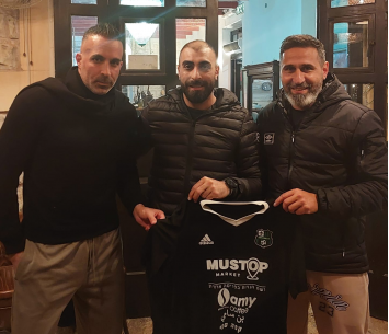 זיאדה במעמד החתימה