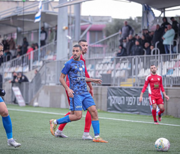 במרכז התמונה, עדן בן מנשה במדי מ.ס קרית ים (נזיה סולטאן)