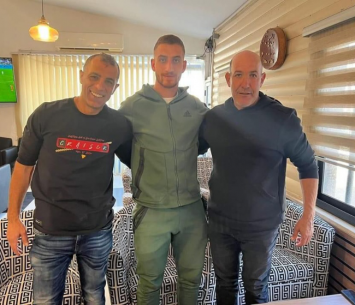 עואודה במעמד החתימה (מדיה צעירי כפר כנא)