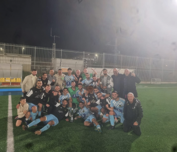 שחקני נהריה חוגגים עם הגביע (אבי פפיס)