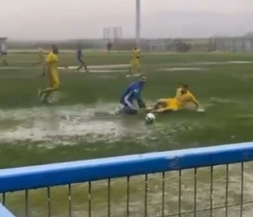 המגרש מוצף (צילום מסך)