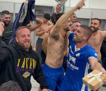 שחקני כרמיאל חוגגים את השוויון הדרמטי