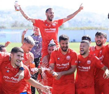 שחקני רעננה חוגגים עלייה (דוברות הפועל רעננה)